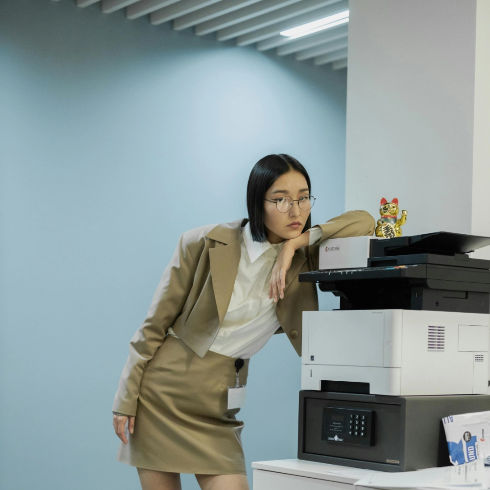 Woman using Nashi on phone